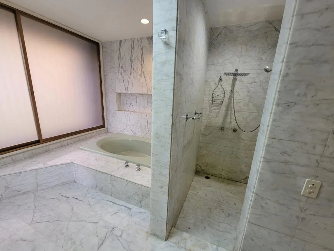 Antes: el mismo baño en 2024, con bañera empotrada y ducha aparte