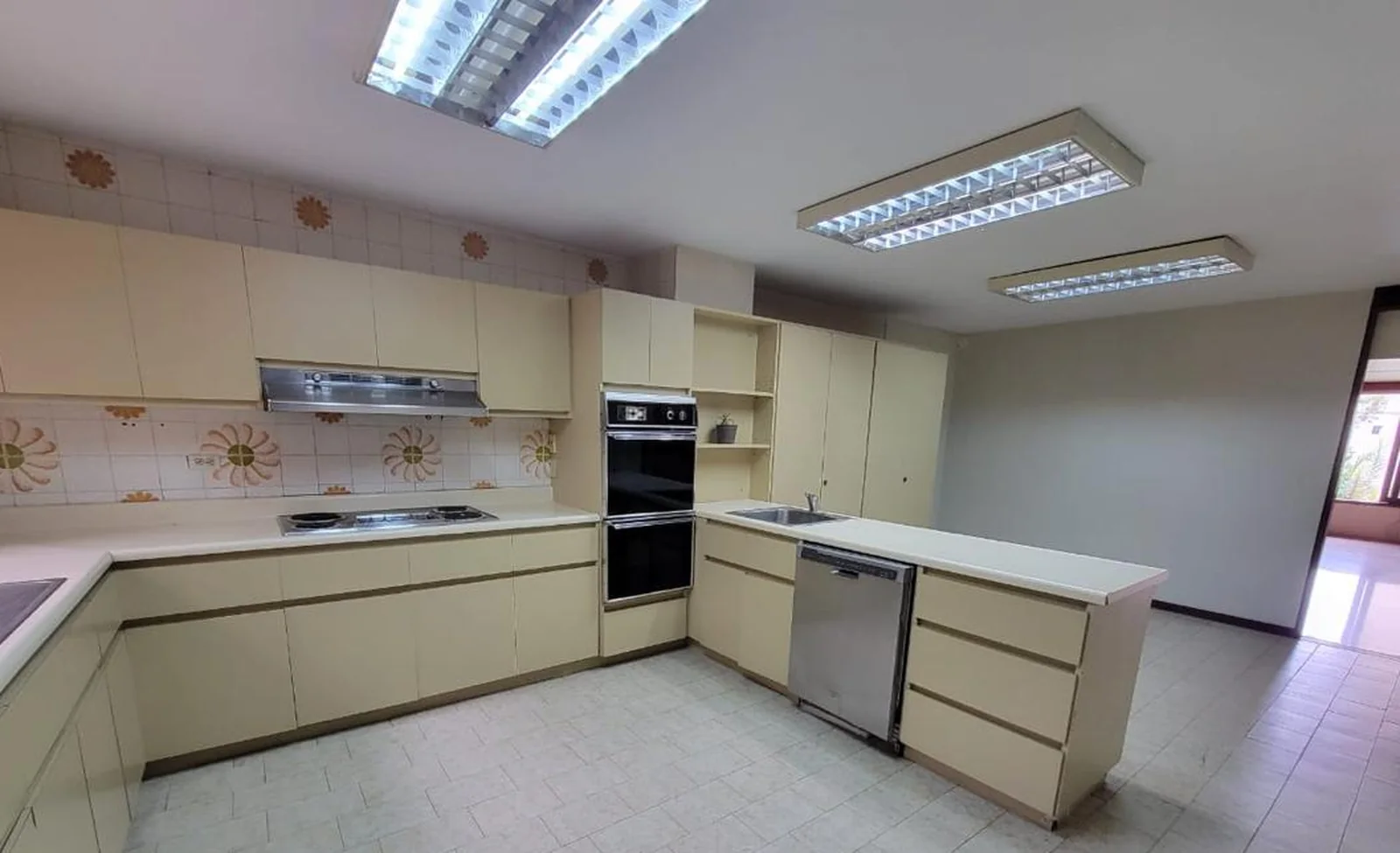 Antes: la misma cocina en 2024, con muebles claros y luz de techo