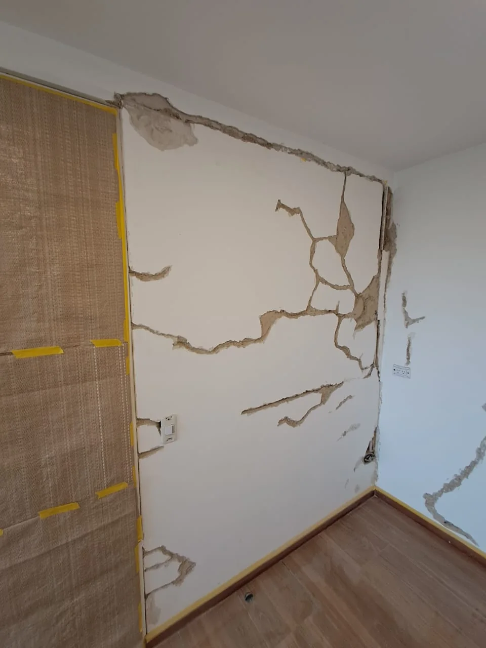 Pared con grietas en el friso, antes de repararla