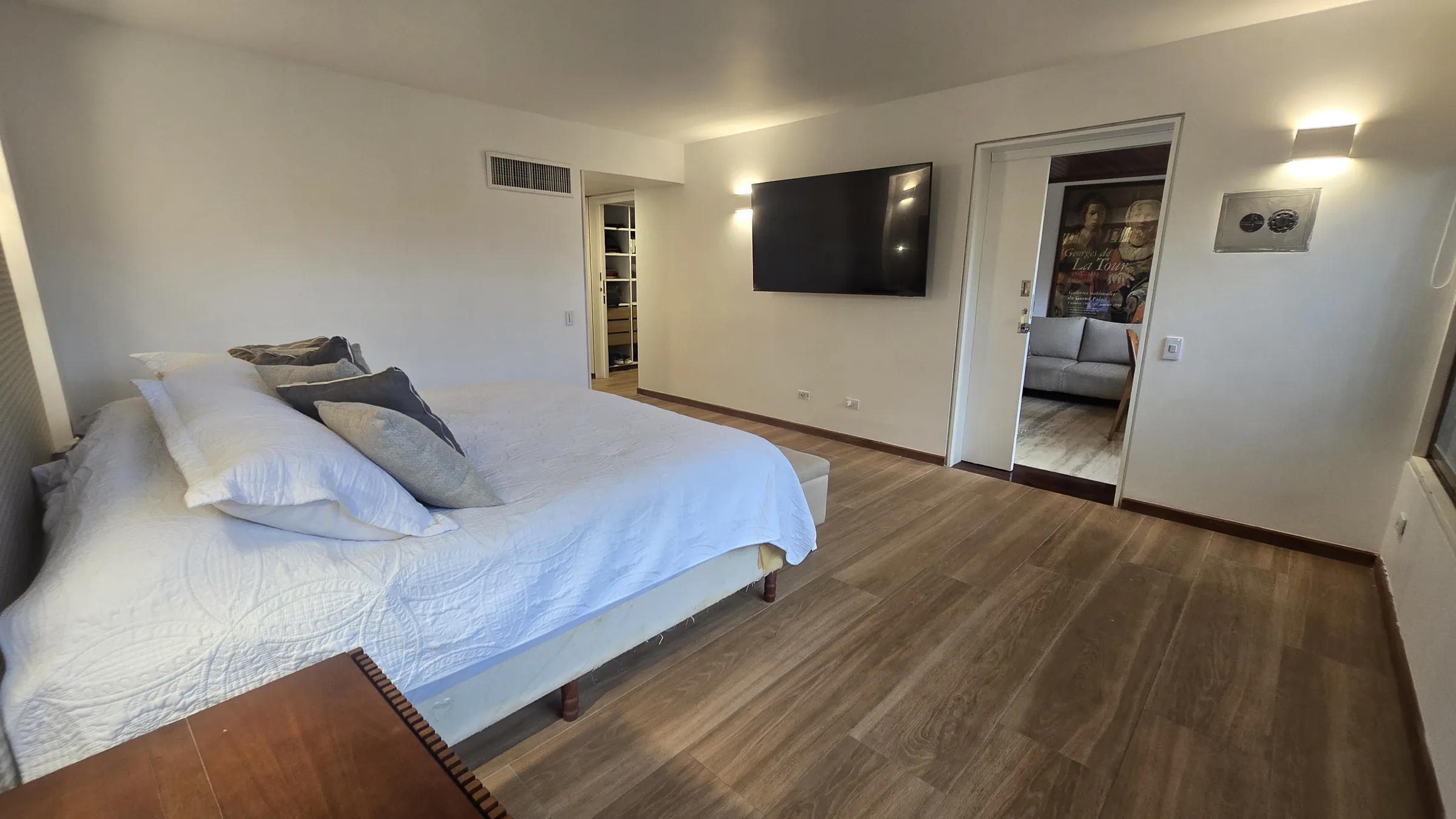 Habitación remodelada por Oscar, con piso de madera