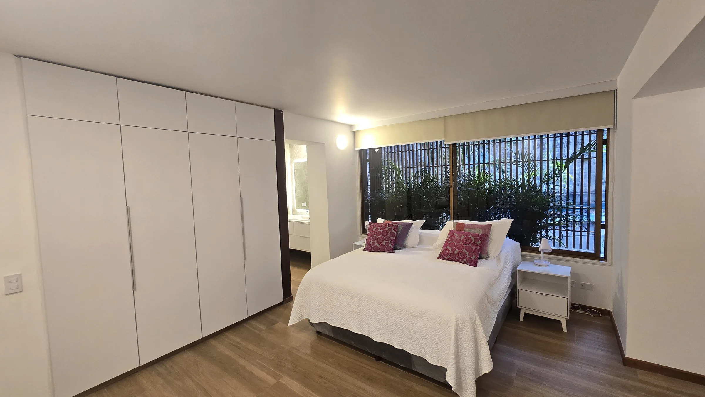 Habitación con closets de piso a techo, remodelada por Oscar