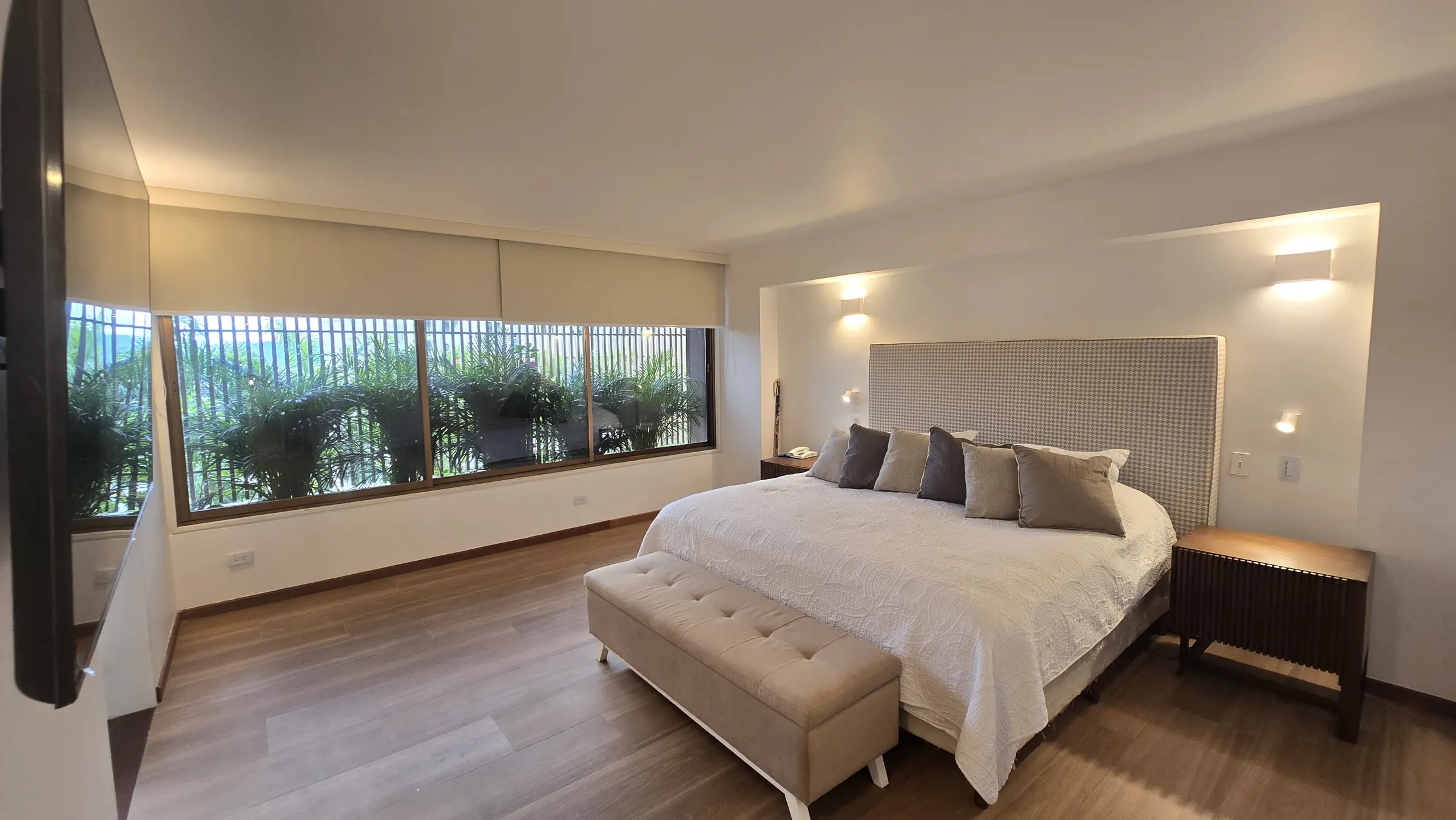 Habitación principal del proyecto de Oscar en Caracas, con la ventana corrida al jardín