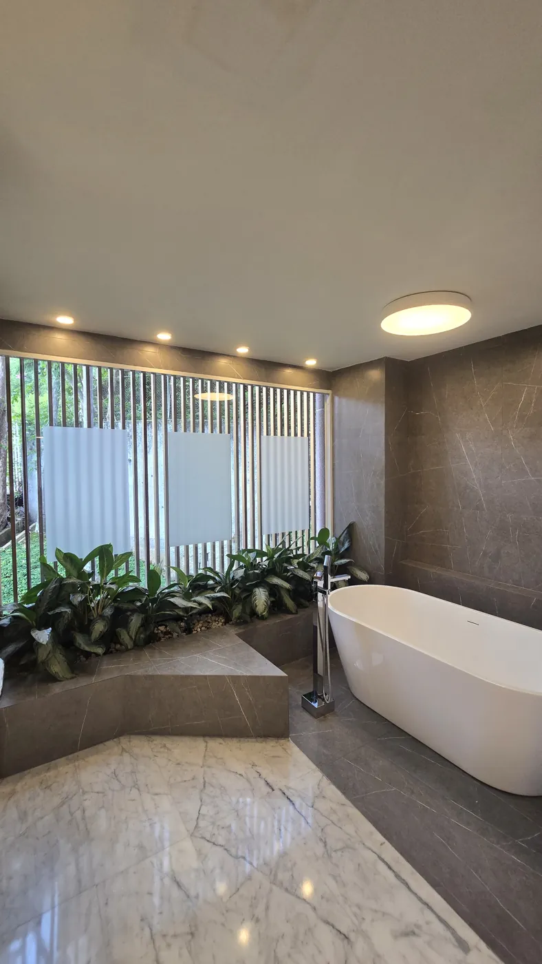 Baño remodelado por Oscar: bañera con jardinera