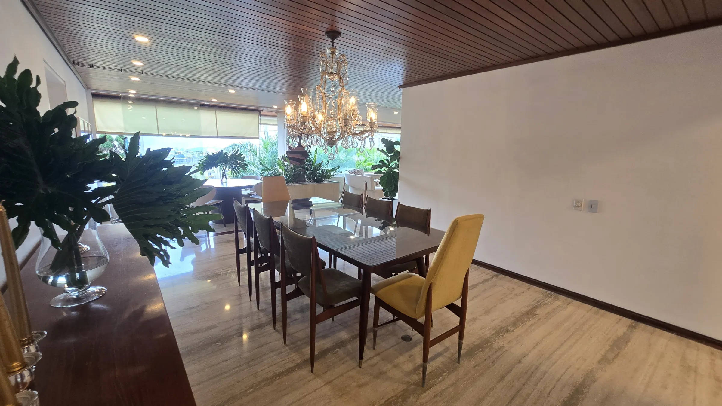 Comedor de la propiedad remodelada por Oscar, con techo de madera y ventanal